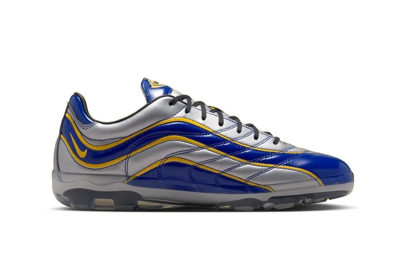 Chaussure de sport bleu et argent avec détails jaunes.