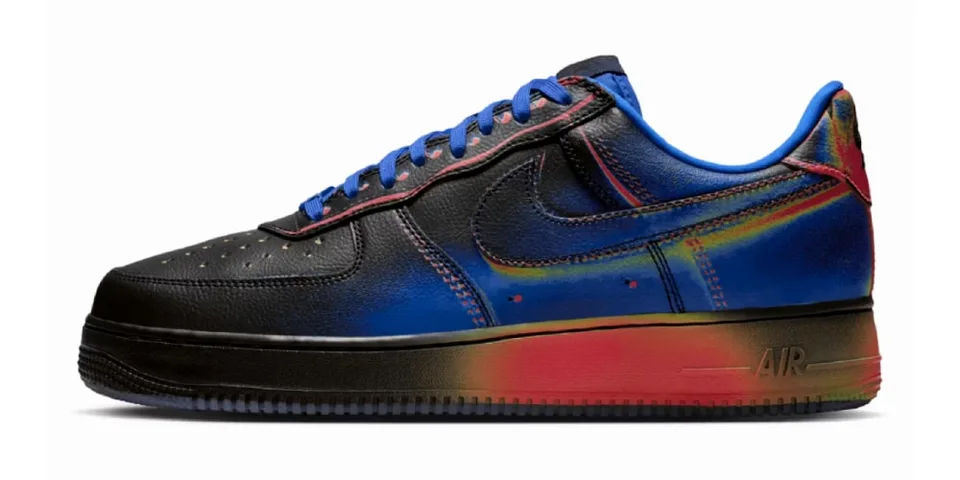 Chaussure noire avec des reflets arc-en-ciel et semelle colorée.