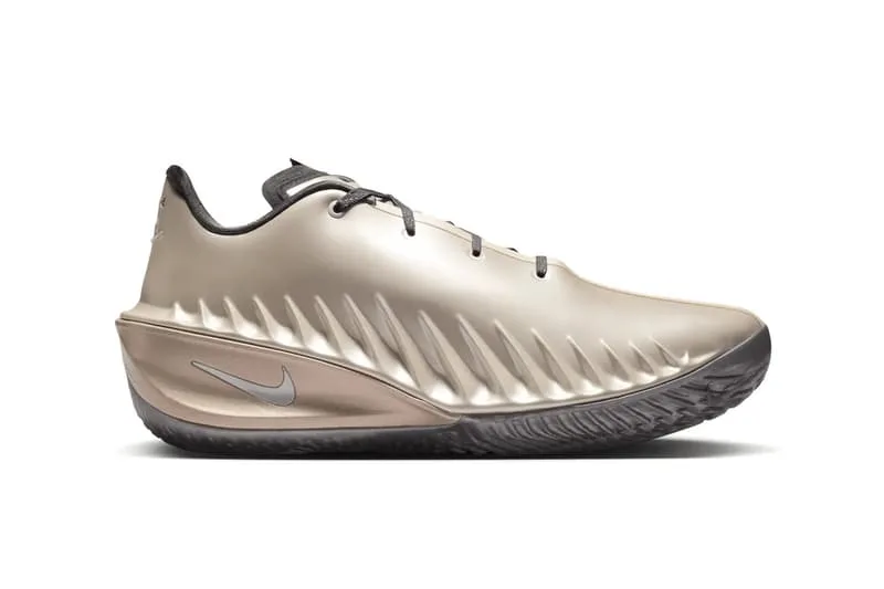 Chaussure sportive argentée avec logo Nike et semelle texturée noire.