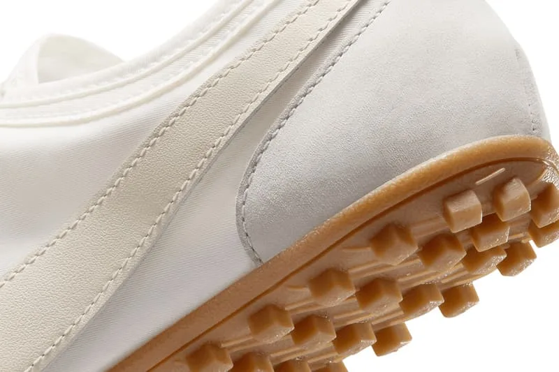 nike-devoile-la-moon-shoe-og-summit-white/carousel-8.jpg