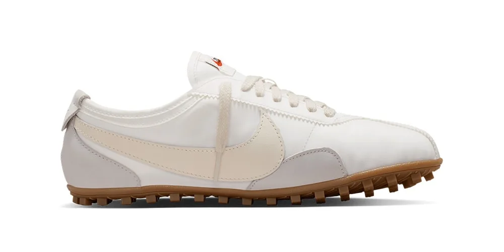 Chaussure Nike blanche avec semelle en caoutchouc brune, vue latérale.