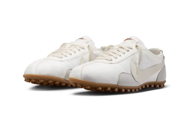 Chaussures blanches avec semelles en caoutchouc marron.