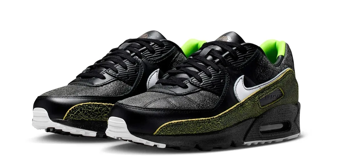 Chaussures noires et vertes avec logo blanc et semelle grise.