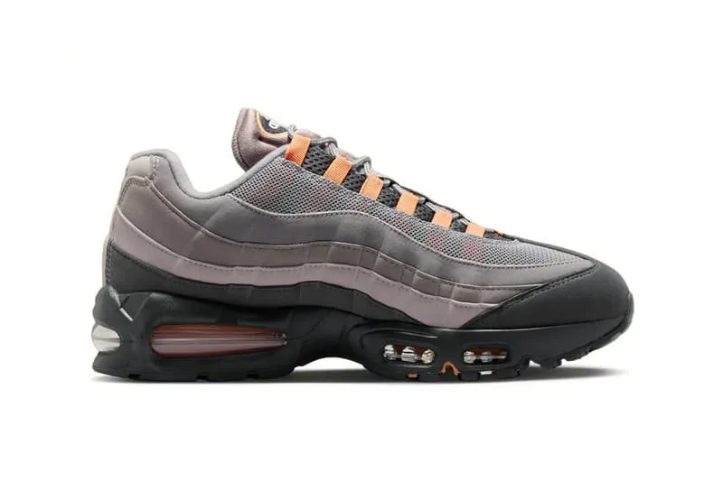 Chaussure de sport grise et noire avec semelle visible