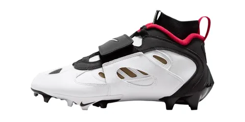 Chaussure de sport à crampons, hauts contrastes noir, blanc et rouge.