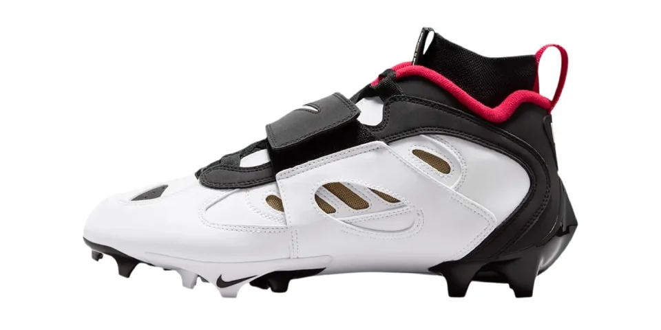 Chaussure de sport à crampons, hauts contrastes noir, blanc et rouge.