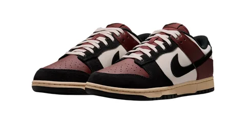 Chaussures de sport bordeaux et noires avec logo noir.