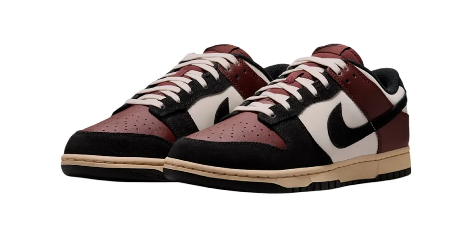Chaussures de sport bordeaux et noires avec logo noir.