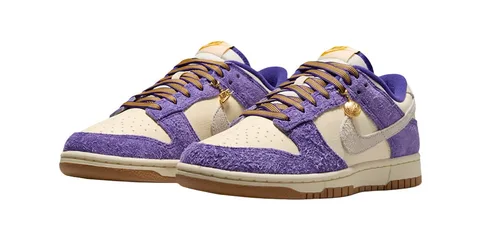 Chaussures Nike violettes et beiges avec détails dorés, fond blanc.