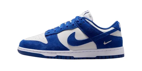 Basket Nike bleue et blanche avec logo Swoosh argenté.