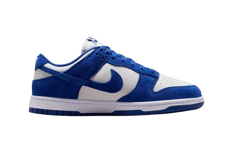 Chaussure Nike bleue et blanche sur fond blanc.
