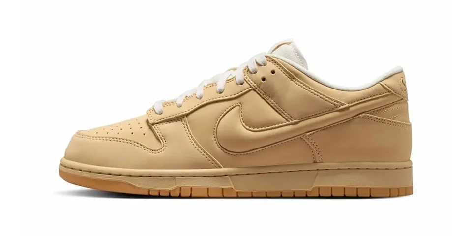 Basket Nike beige avec semelle en gomme sur fond blanc