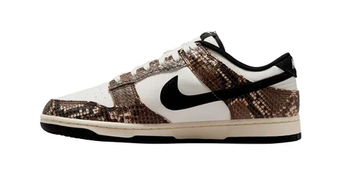 Basket blanche et marron avec motif serpent, marque visible.