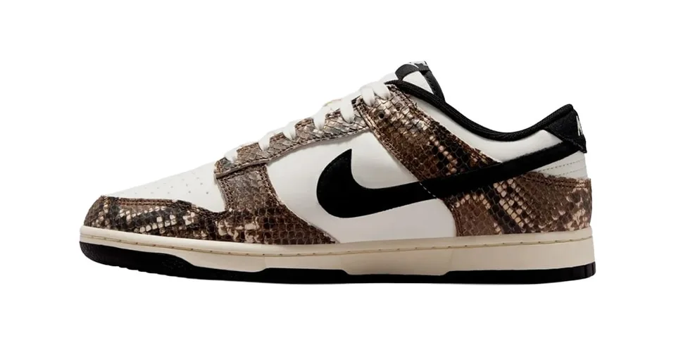 Basket blanche et marron avec motif serpent, marque visible.