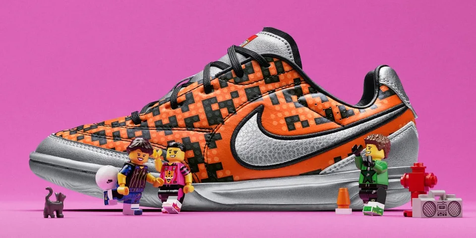 Basket Nike orange et argent avec figurines LEGO et chat noir.