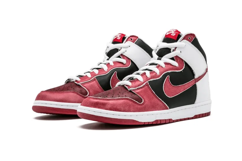 Chaussures de sport rouges et blanches avec logo Swoosh