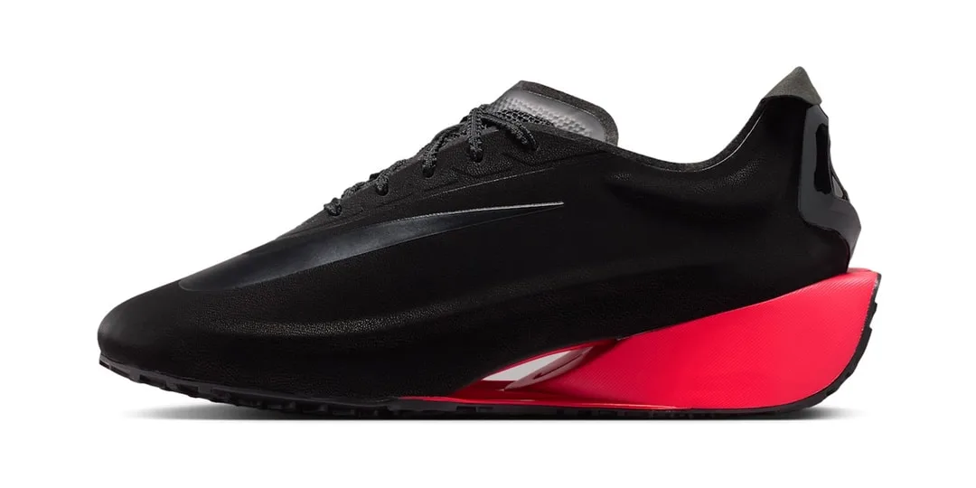Chaussure noire avec semelle rose et détails noirs.