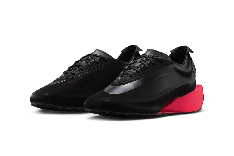 Chaussures noires avec semelle rose vif.