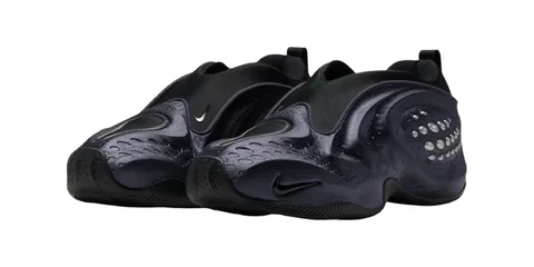Chaussures noires Nike au design futuriste avec semelle ondulée.