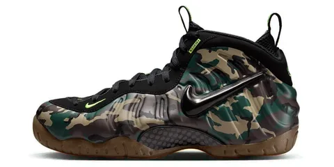 Baskets camouflage avec détails en noir et vert.