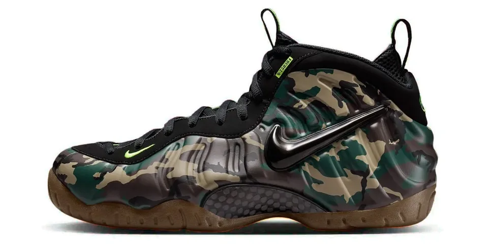 Baskets camouflage avec détails en noir et vert.