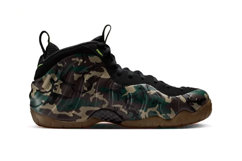 Chaussure avec motif camouflage et semelle brune, design moderne.