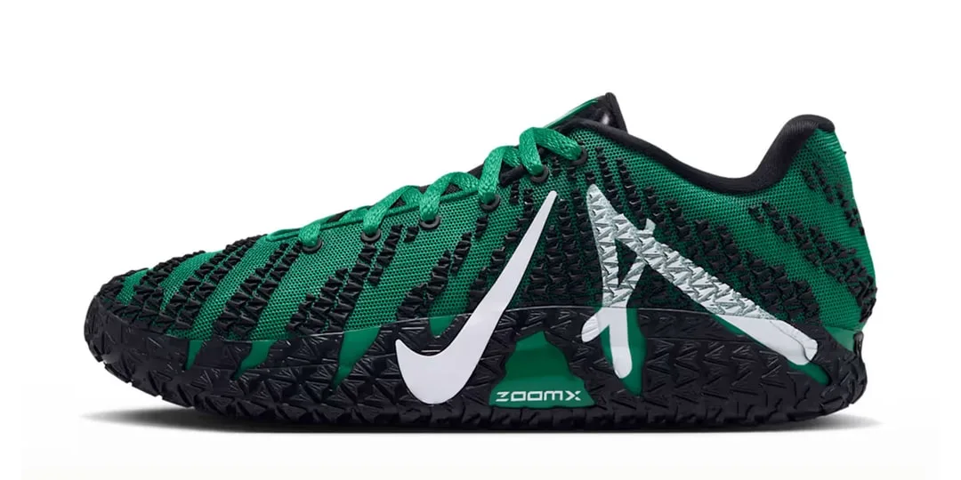 Chaussure verte et noire avec logo blanc sur le côté