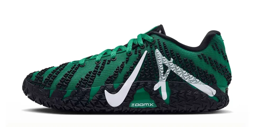Chaussure verte et noire avec logo blanc sur le côté