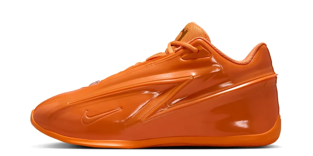 Chaussure orange au design futuriste avec logo Nike.