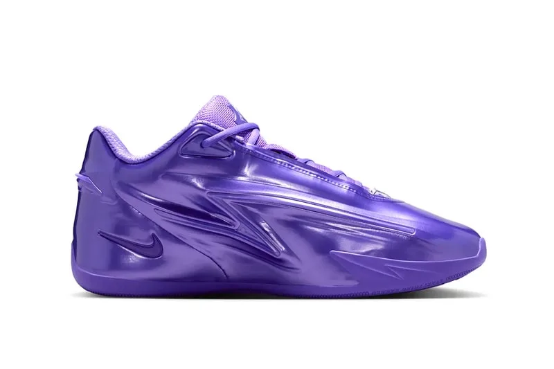 Basket violette avec design lisse et futuriste, logo côté.