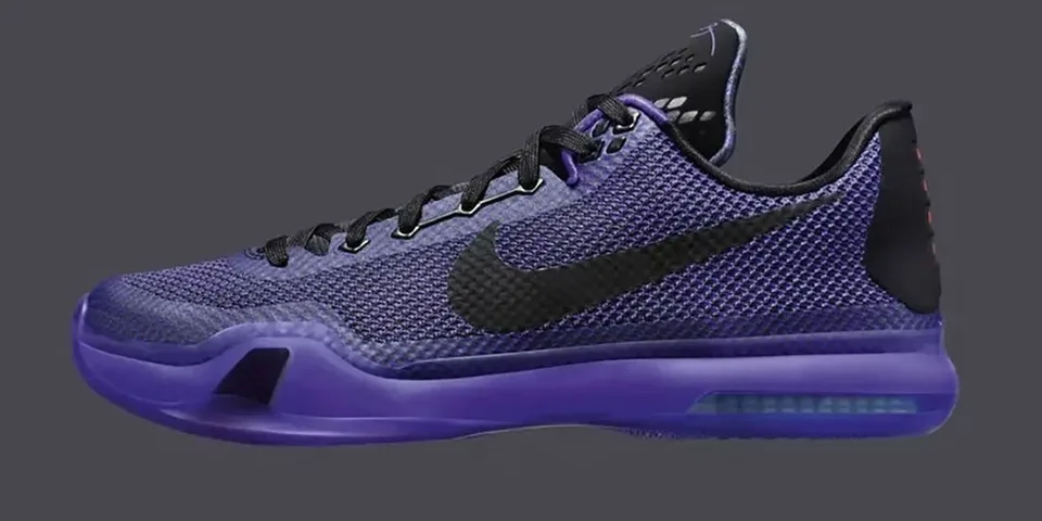 Chaussure de sport violette et noire avec logo Nike.