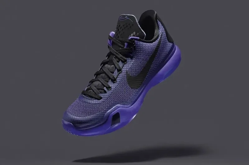 Chaussure de sport violette et noire avec logo stylisé.