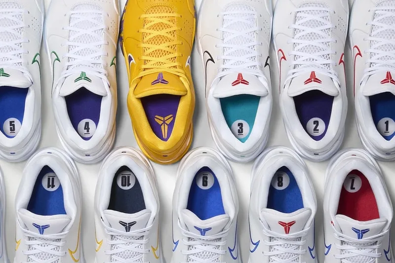 Chaussures de sport colorées avec motifs et numéros visibles