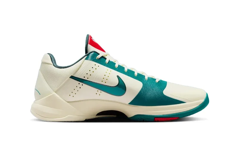 Chaussure de sport Nike vert et blanc avec logo visible.