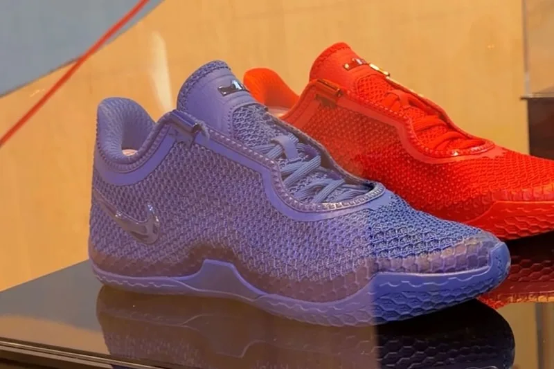 La Nike LeBron 24 apparaît dans des coloris monochromes des Philadelphia 76ers