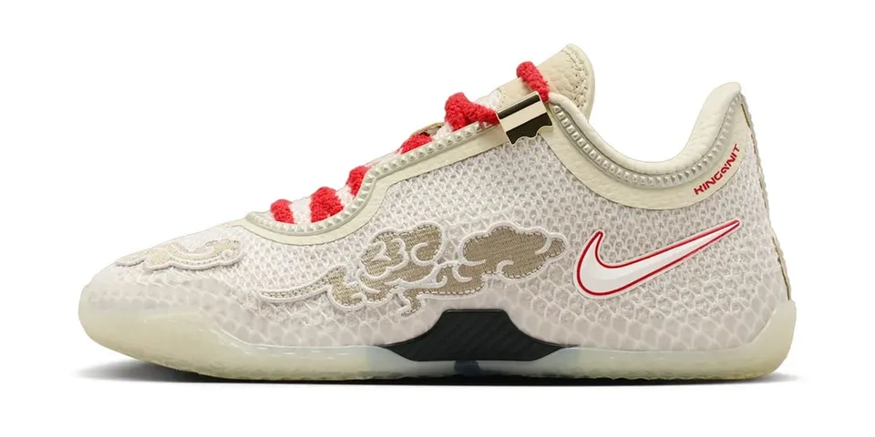Chaussure beige et rouge avec motif nuage et logo Swoosh blanc.