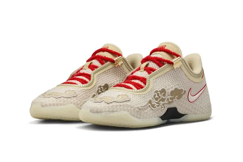 Chaussures de sport beige et rouge avec motif nuage.