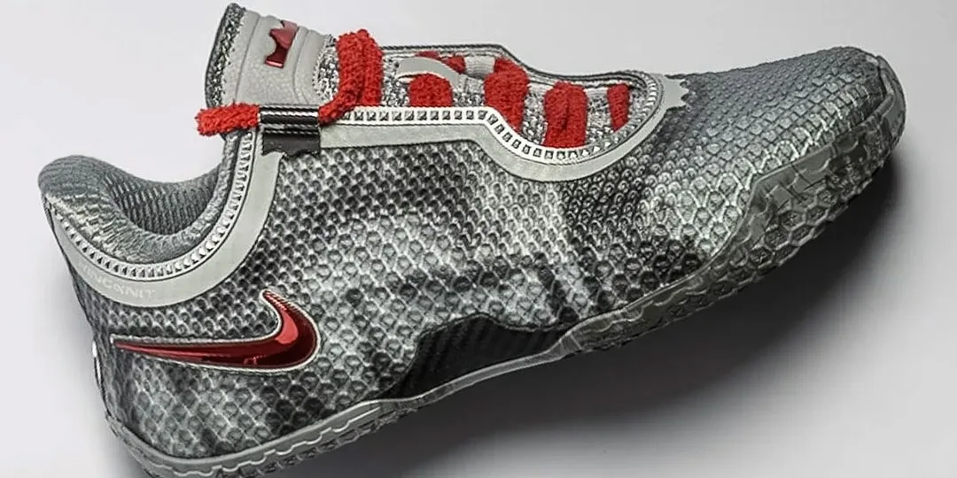 Chaussure de sport argentée à motifs texturés et lacets rouges