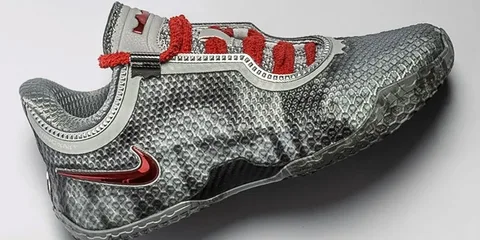 Chaussure de sport argentée à motifs texturés et lacets rouges