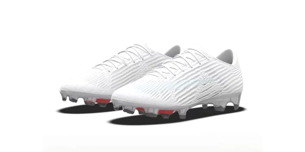 Chaussures de football blanches sur fond blanc