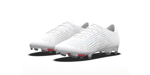 Chaussures de football blanches sur fond blanc