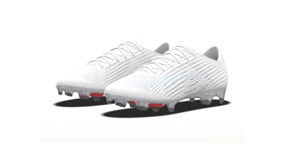 Chaussures de football blanches sur fond blanc
