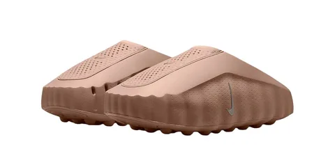 Chaussures marron clair avec logo sur le côté