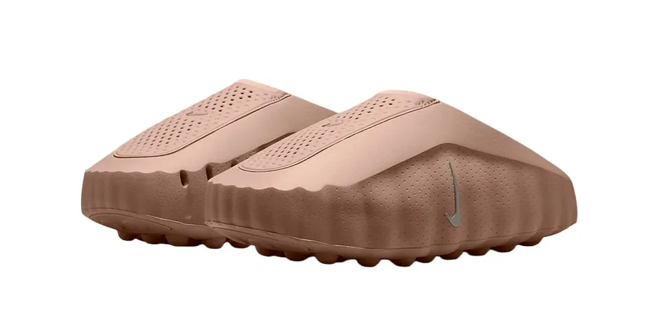 Chaussures marron clair avec logo sur le côté