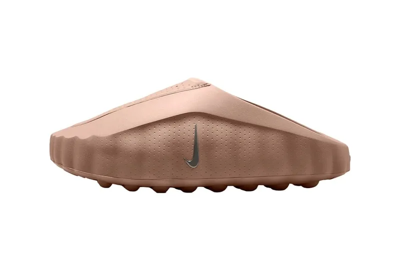 Chausson beige avec logo Swoosh et semelle texturée.