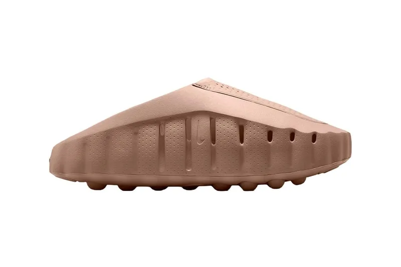 Chaussure marron au design minimaliste avec rainures et perforations.