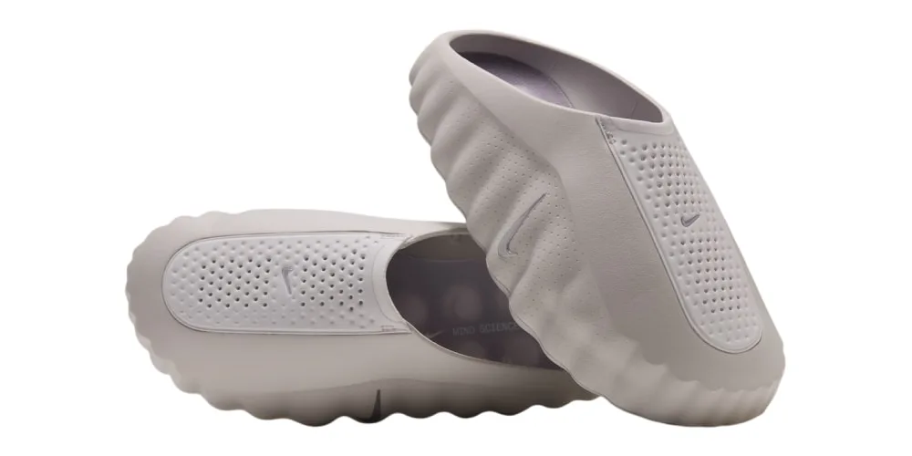 Chaussures beige avec design ondulé et perforations.