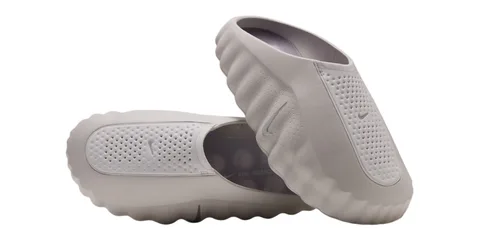 Chaussures beige avec design ondulé et perforations.