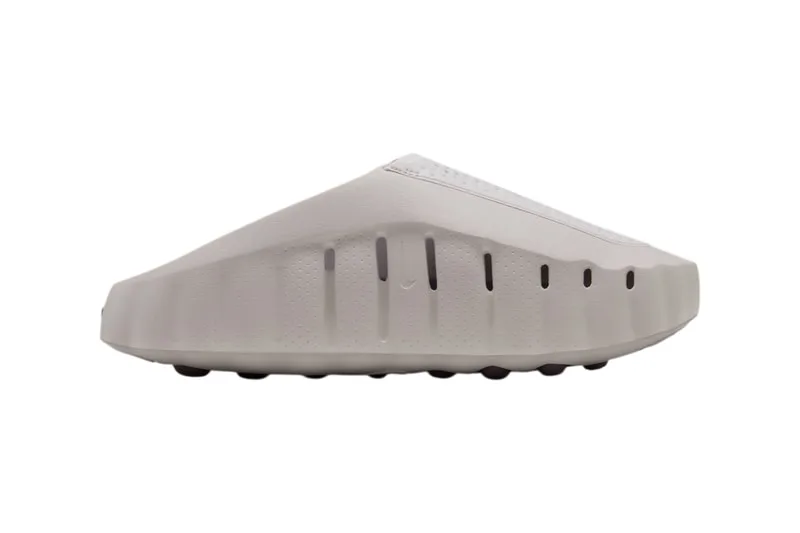 Chaussure tréfilée beige avec des rainures verticales.