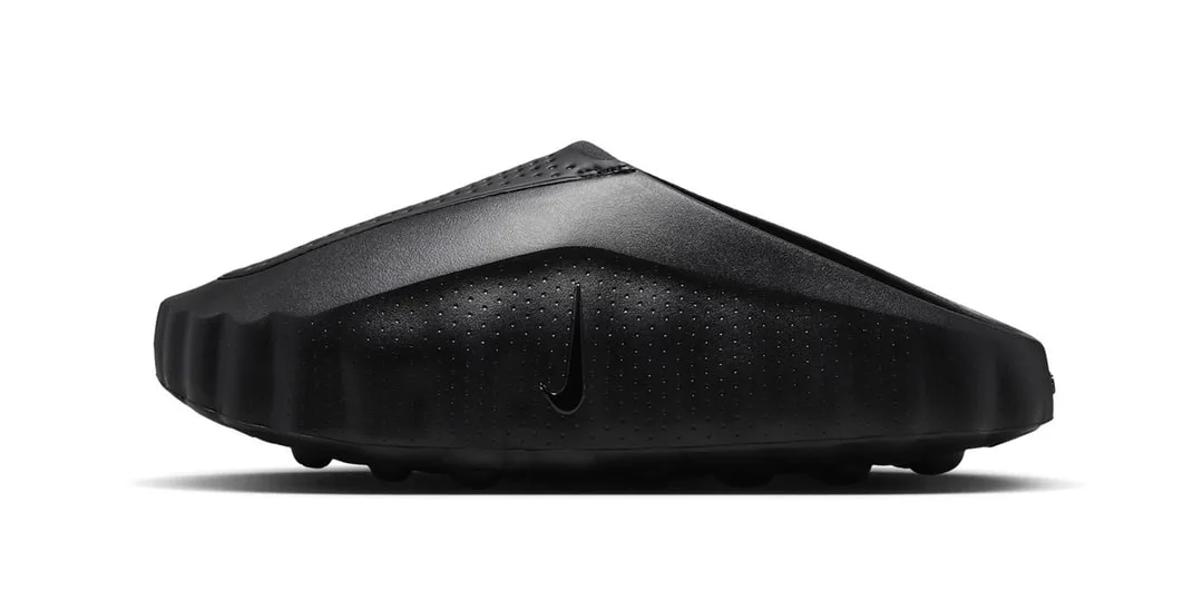 Chaussure noire au design moderne et minimaliste.